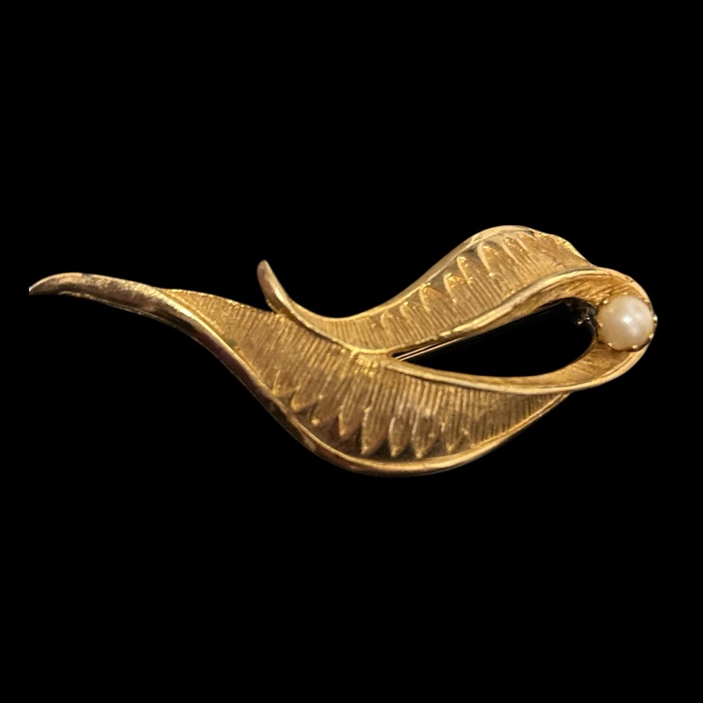Vintage Gold Leaf Brooch with Pearl Accent